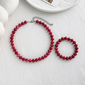 Rotes Perlenketten- und Armband-Schmuckset, Sommer-Freizeit-Accessoire Detailaufnahme