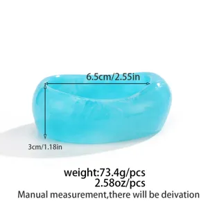Vista dettagliata del bracciale rigido in resina blu, con indicazione di dimensioni e peso.