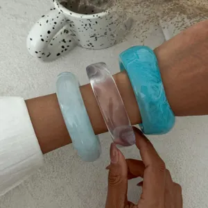 Set di tre alla moda bracciali rigidi in resina blu e trasparente, gioielli chic da polso.