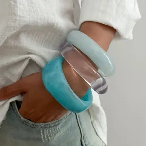 Set di 3 bracciali rigidi in resina spessa blu marmorizzato, viola e azzurro.