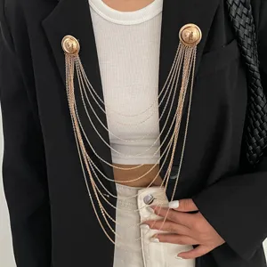 Détail de broche chaîne multi-brins dorée, accessoire de revers élégant pour femmes.
