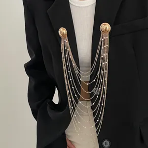 Détail de broche chaîne perles multicouche montrant élégants glands dorés revers style.
