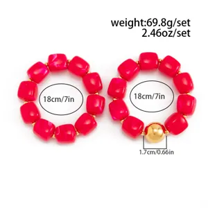 Set di bracciali in perle di resina colorata con accento dorato, lunghezza 18cm.