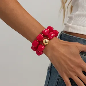 Bracciale chic in resina di dopamine con sfera dorata, foto di dettaglio del gioiello.