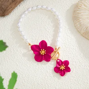 Tobillera de perlas bohemia con flores rosas vibrantes y cierre dorado para la playa.
