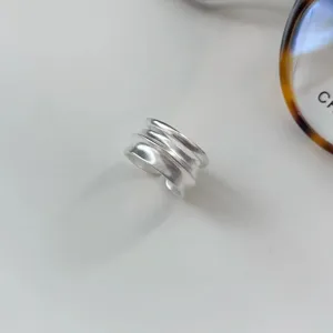 Minimalistische meerlagige geometrische zilveren ring, matte open ring detailweergave.
