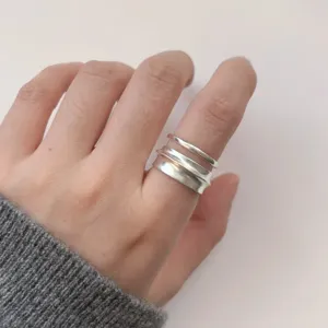 Minimalistische geometrische open ring close-up, delicate vingersieraad voor vrouwen.