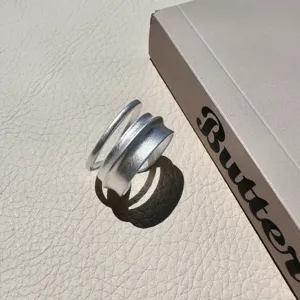 Gedetailleerd overzicht van de matte zilveren geometrische ring, minimalistisch sieraad.