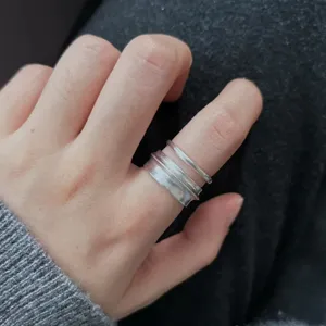 Detailopname van minimalistische geometrische ringen, matte open dubbele ringen voor dames.
