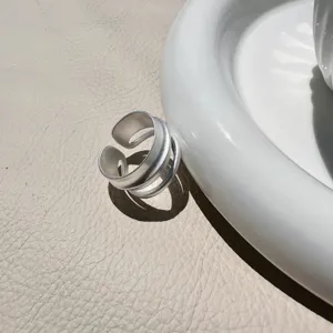 Minimalistische multi-wrap open ring met matte afwerking voor stijlvolle vrouwen.