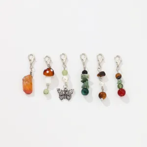 Lot de 6 pendentifs assortis avec cristaux, champignons et accents métalliques de papillon.