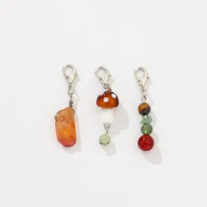 Ensemble de trois charmants pendentifs avec cristal brut, champignon et perles colorées.