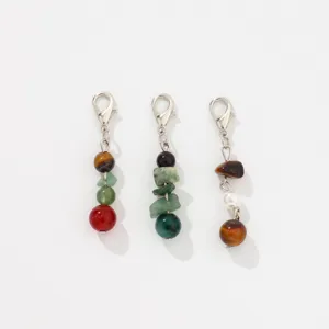 Ensemble de pendentifs en perles de pierres, accessoire de porte-clés cristal détail.