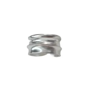 Gedetailleerde close-up van de zilveren onregelmatige golvende open ring met matte textuur.