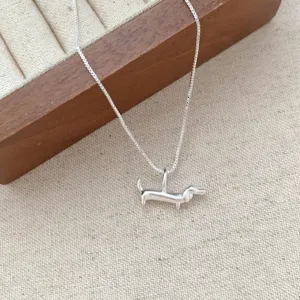 Collier pendentif teckel argenté minimaliste, affichage détaillé de chaîne de clavicule style ins.