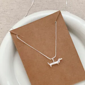 Collier pendentif chien teckel argenté style minimaliste chic chaîne clavicule mode