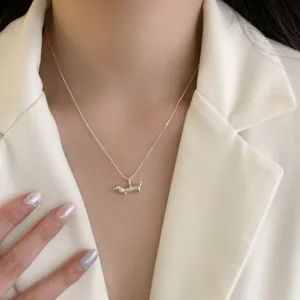 Vue de détail rapprochée du superbe collier élégant avec pendentif teckel en argent.