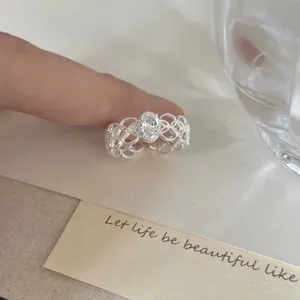 Wunderschöner offener Silberring mit ovalem Zirkonia, eleganter Damenschmuck für Alltag.