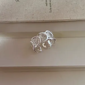 Silberner offener Ring mit filigranem Muster Detailansicht, elegante Damenschmuck Mode.