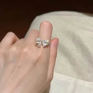 Süßer hohler Schleifenring für Damen, stilvoller offener verstellbarer Fingerring für Mode.