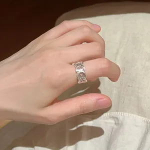 Silberner Ring Detailansicht mit filigranem Fächer-Muster, verstellbarer Damen Schmuck.