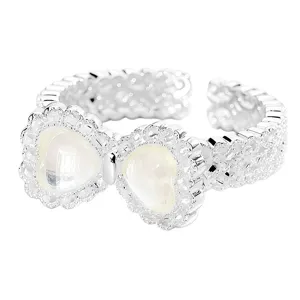 Detailaufnahme vom süßen Spitzen Schleifen Ring, eleganter silberner offener Ring mit Steinen.