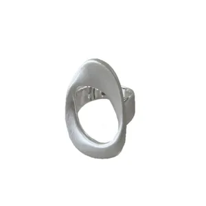 Anillo de plata geométrico minimalista con diseño hueco irregular, elegante y chic.