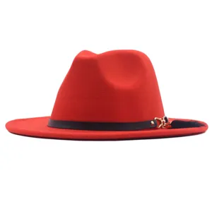 Eleganter roter Wollfilzhut mit schwarzem Band und Federn Detail für stilvolle Damen.