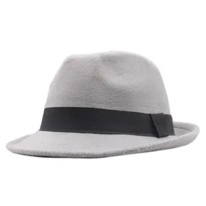Detalle de sombrero fedora de lana gris, banda negra clasica, fieltro suave de moda.