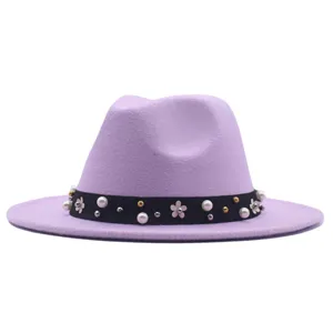 Detailaufnahme des lavendelfarbenen Fedora-Hutes mit schwarzem Band, Perlen und Blumen.