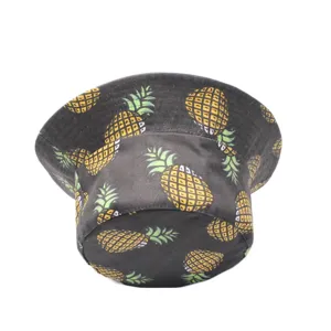 Μαύρο καπέλο bucket με κίτρινο ανανά, ιδανικό για casual καλοκαιρινή προστασία από τον ήλιο.