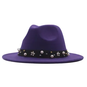 Detailansicht des stilvollen violetten Filzhuts mit Perlen und Blumenverzierung verziert.