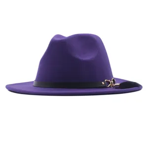 Detail des lila Wollfilz Fedora Hutes, elegante flache breite Krempe mit schwarzem Gurt und Kette.