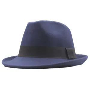 Vista en detalle del elegante sombrero fedora de lana azul marino con cinta negra.