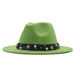 Grüne Wollfilz-Fedora-Hut-Detail mit schwarzem Band, Perlen und metallischen Blumenanhängern.