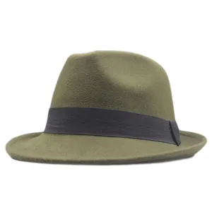 Detalle del sombrero fedora de fieltro verde, tela de lana suave y cinta negra.