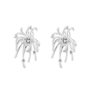 Primer plano detallado de pendientes de plata con diseño de fuegos artificiales.