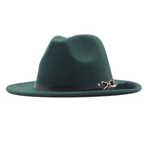 Nahaufnahme des dunkelgrünen Wollfedora-Hutes mit schwarzem Lederriemen und Federakzent.