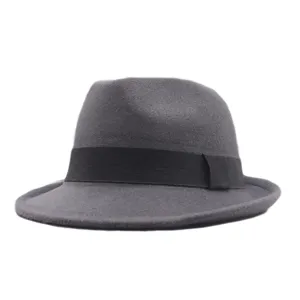 Detalle sombrero fieltro gris, elegante sombrero lana con cinta negra estilo moderno.