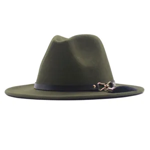 Damen olivgrüner Filzhut Fedora mit schwarzem Lederband und Metallquasten-Dekor für Herbst.