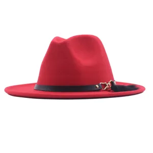 Roter Woll-Fedora-Hut mit schwarzem Gürtel und Federdetail, stilvoller breiter flacher Krempe.