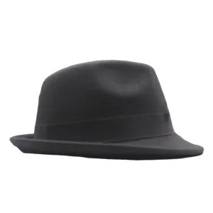 Primer plano detallado del sombrero fedora negro de lana, textura de fieltro y cinta.
