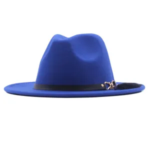 Blauer Damen Wollfilz Fedora Hut mit breiter Krempe, schwarzem Band, Kette und Feder.