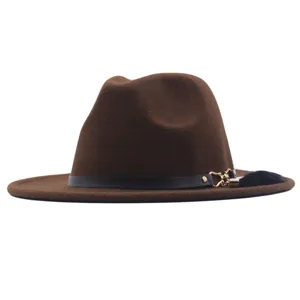Nahaufnahme des braunen Fedora-Hutes mit schwarzem Ledergürtel und edlem Federanhänger.