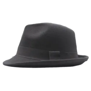 Vista detallada del clásico sombrero fedora de lana negra, textura fina y excelente acabado.