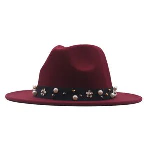 Burgunderroter Woll-Fedora-Hut Detail mit schwarzem Perlen-Blumen-Band für Damen Herbst.