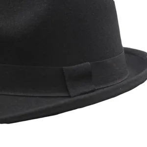 Vista detallada de un clásico sombrero fedora negro con una elegante cinta negra a juego.