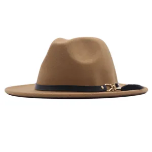 Detailansicht des eleganten camel Wollhutes mit schwarzem Lederband und passender Feder.