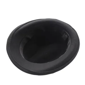 Vista detallada del interior del sombrero fedora jazz de lana negra con excelente acabado.
