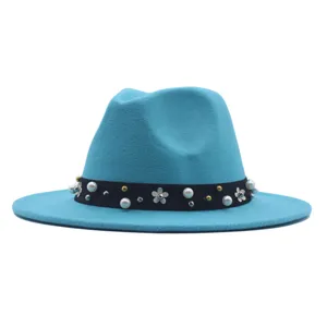 Türkisfarbener Filzhut Fedora für Damen, mit schwarzem Band, Perlen und Blumen verziert.